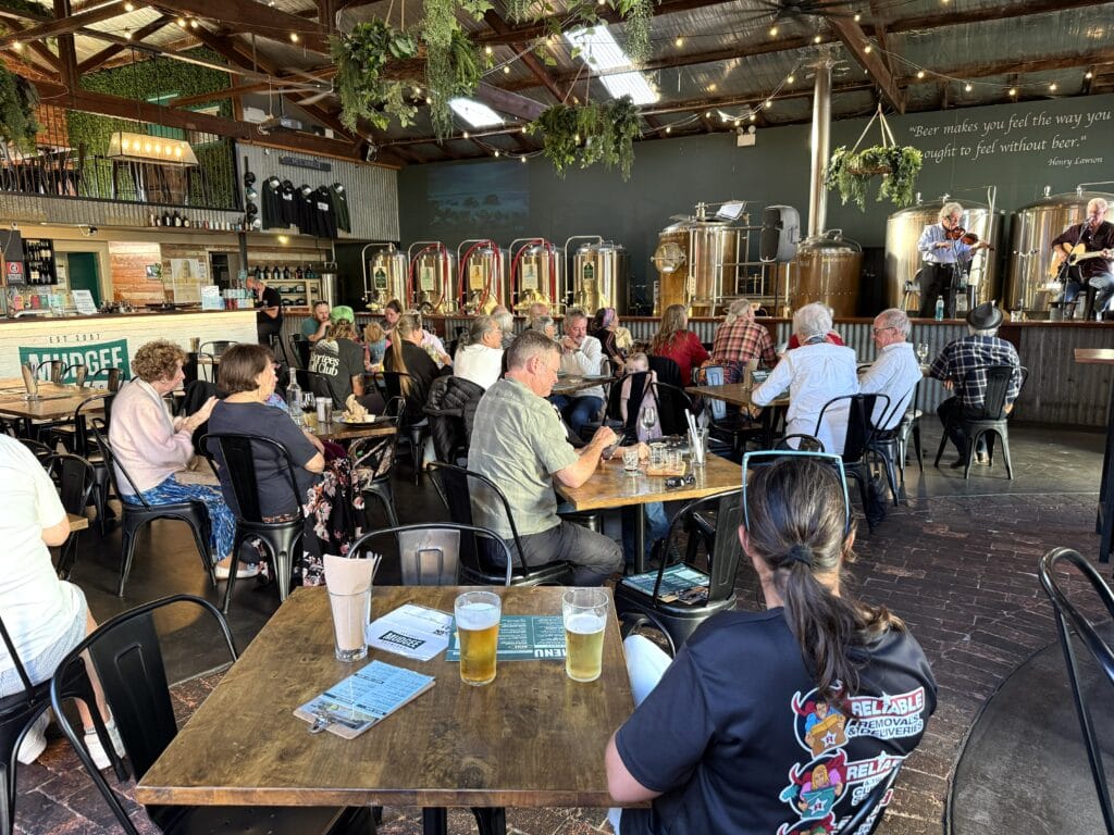Families and friends gathered at the Mudgee Brewing Co to listen to the live music duo, Skaratt and Watts.
