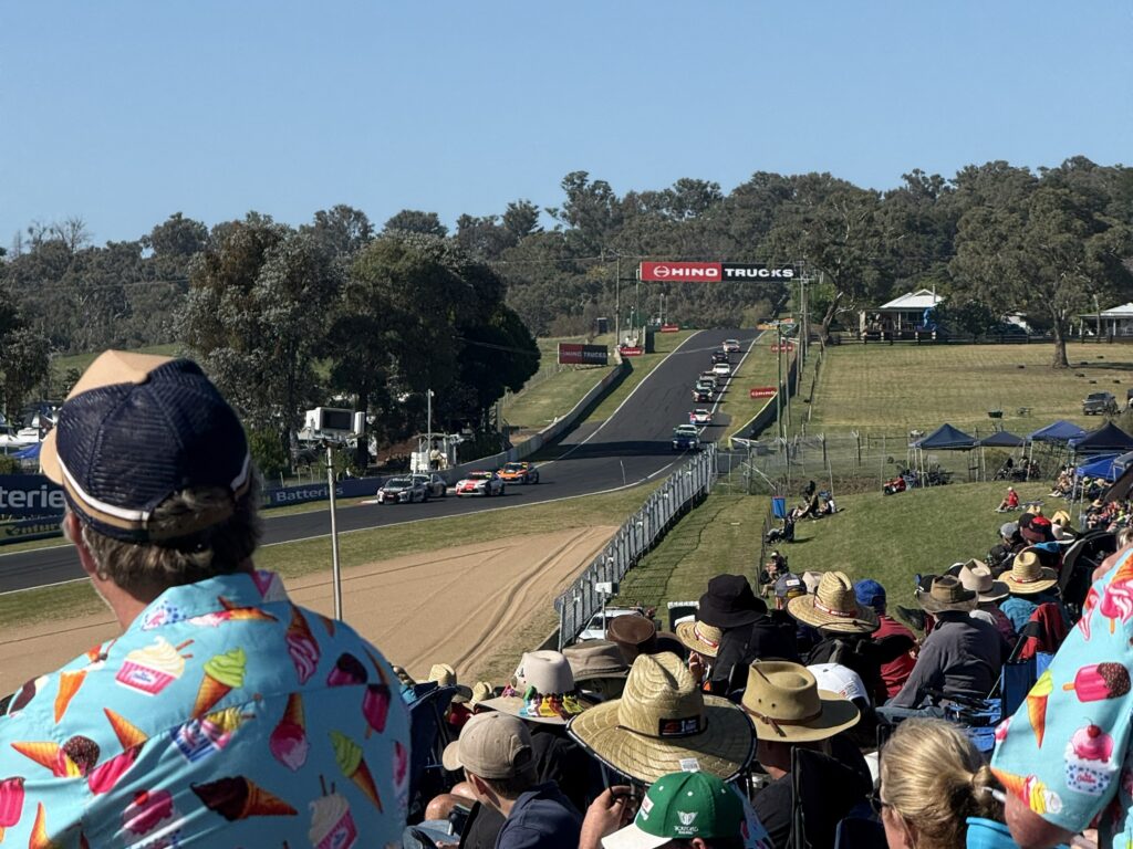 Toyota 86s flying down Conrod Straight