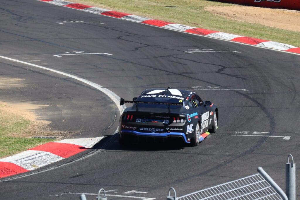 World Gym Supercar entering Murrays corner during qualifying
